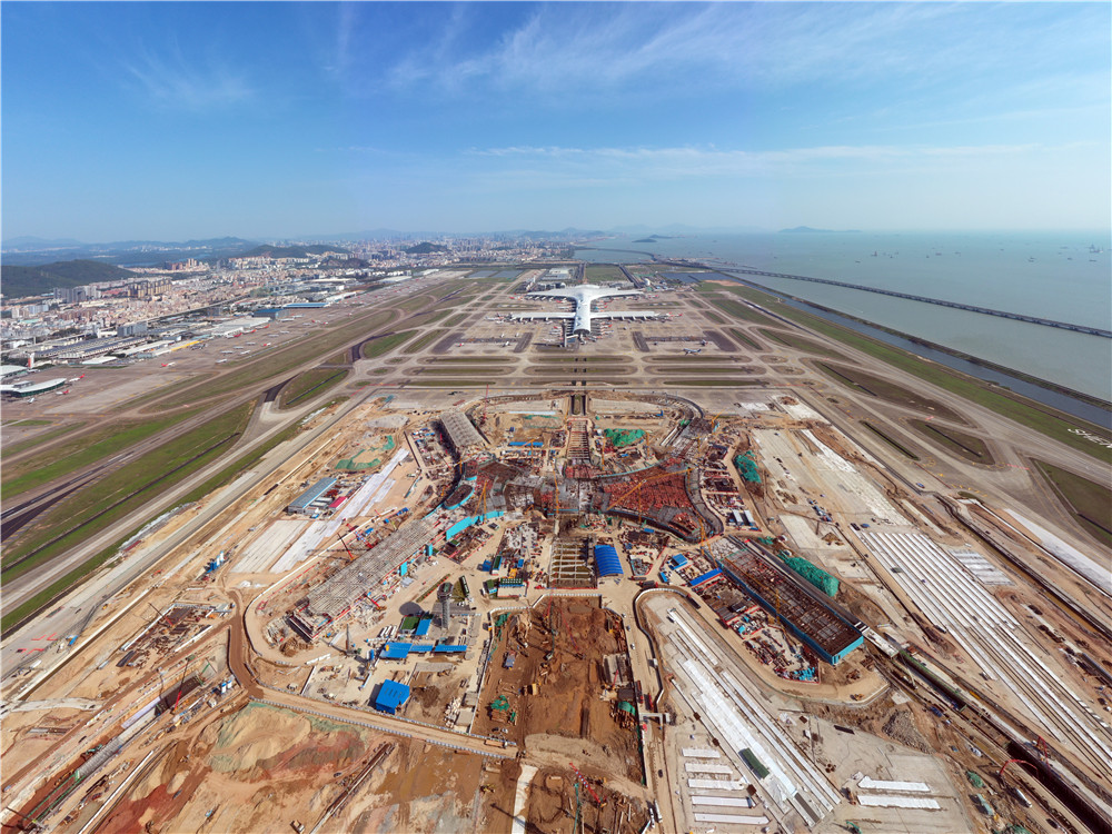 截至目前,深圳机场三跑道,卫星厅等新一期扩建工程重点项目都已开工