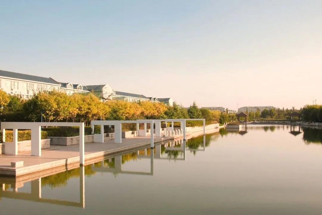 依靠美丽的浮烟山走在智河湖边欣赏这一刻的美景感受这一刻的放松与