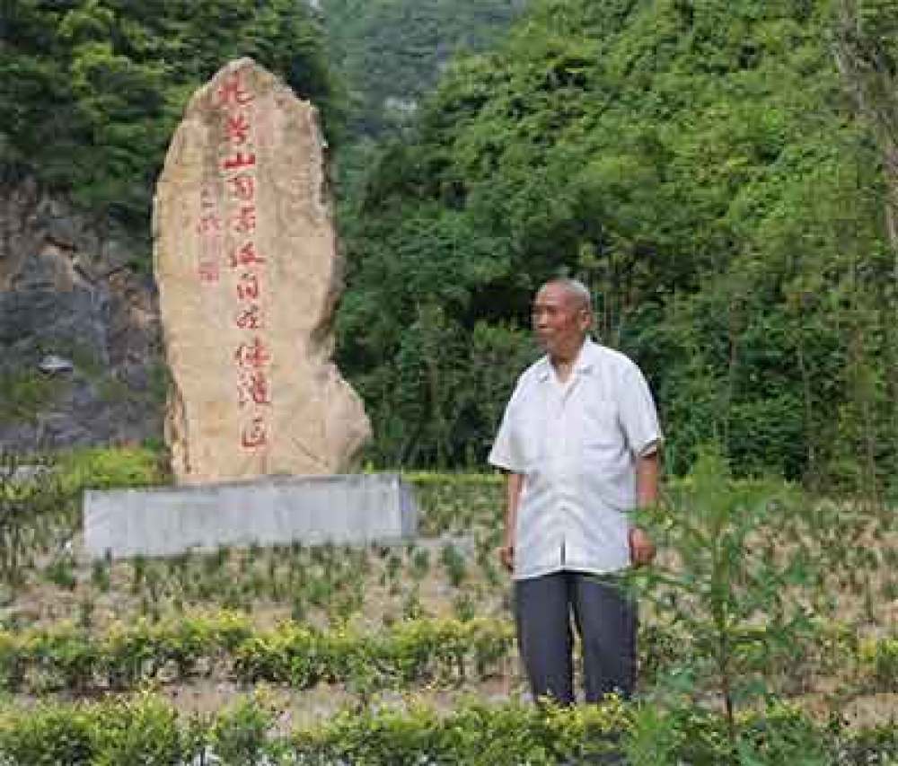 1994年,离休后的周永开带着两名老干部,上花萼山租下民房,每天护林