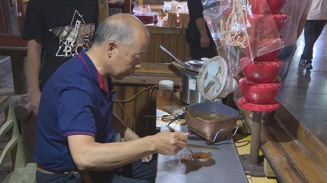 图为:张士勇制作糖人