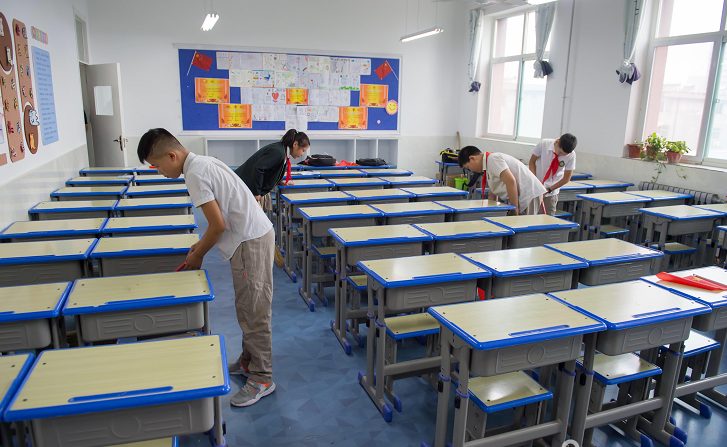 图为:  孩子们最后一次打扫教室