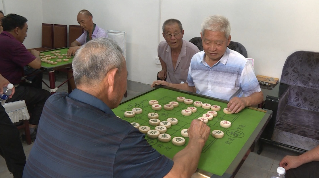 图为:老人们正在下象棋