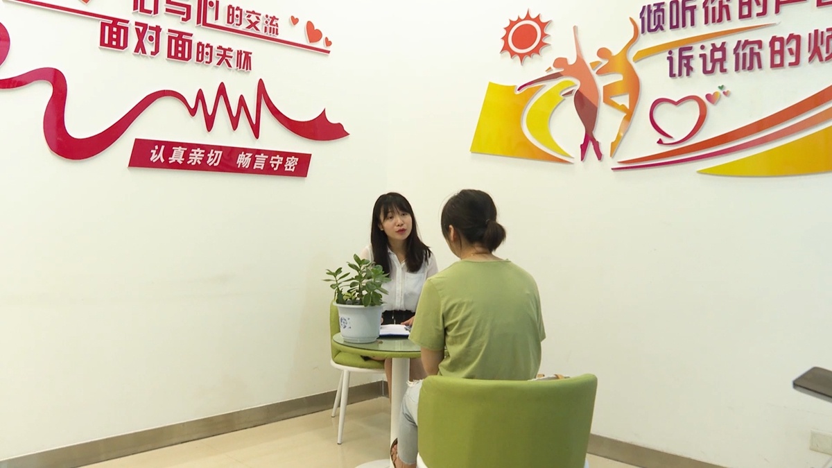 图为:专业心理咨询师对上访群众进行心理疏导