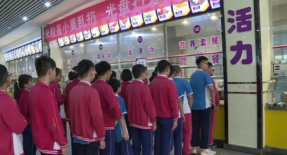 图为:排队打饭的同学们