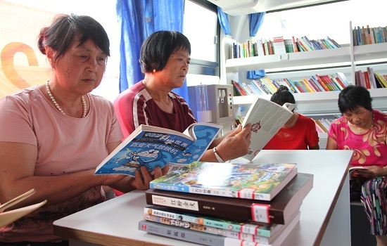 农家书屋百姓自主选书送书直通车活动"横幅的蓝色"流动图书馆"大巴车