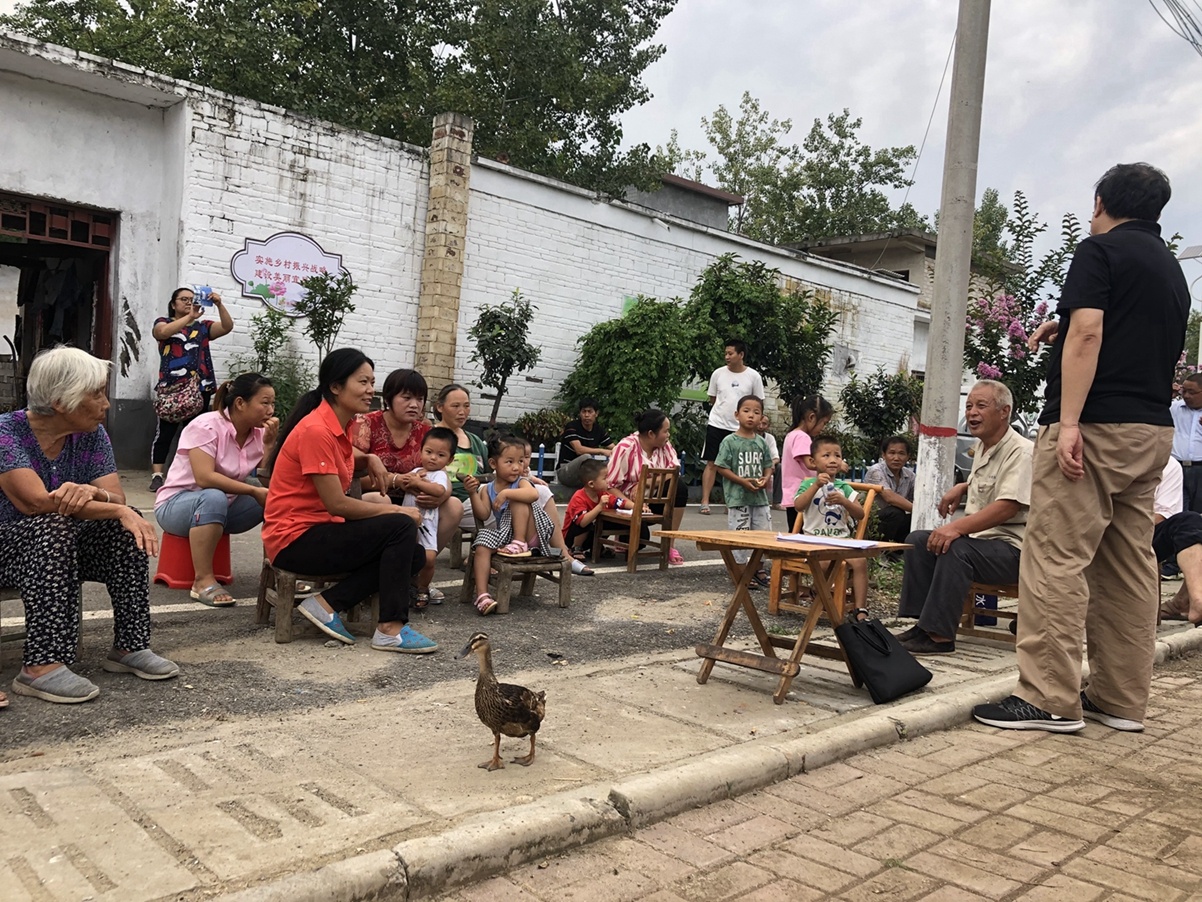 河南南阳村口的脱贫故事会