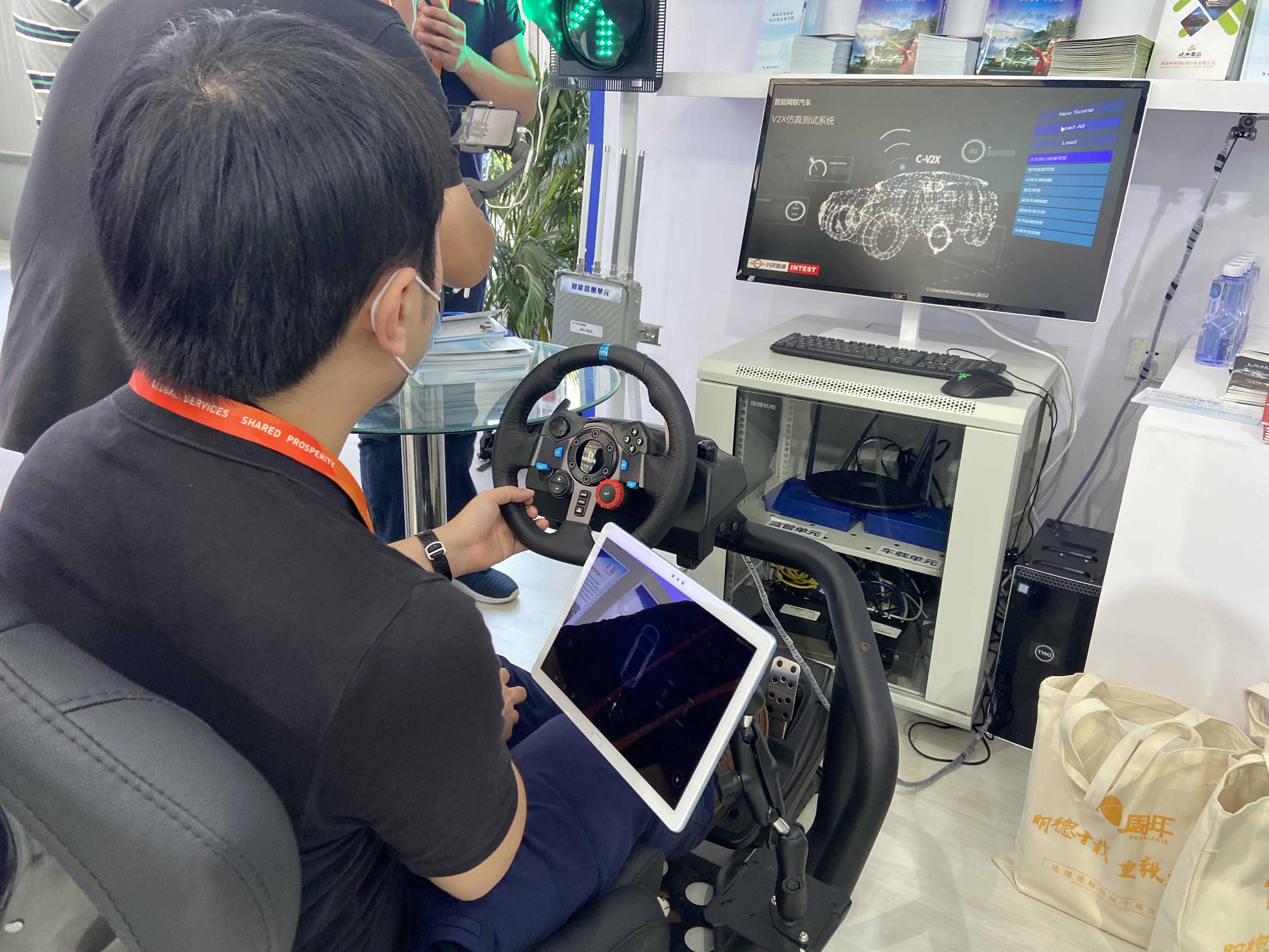 路灯的车路云协同演示系统出自武汉光谷一家年轻的公司——英泰斯特