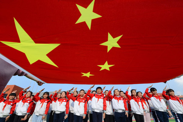 2020年9月24日,安徽省六安市人民路小学东校的少先队员们向国旗敬 