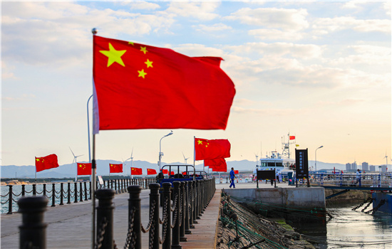 威海市:五星红旗挂起来 幸福歌儿唱起来