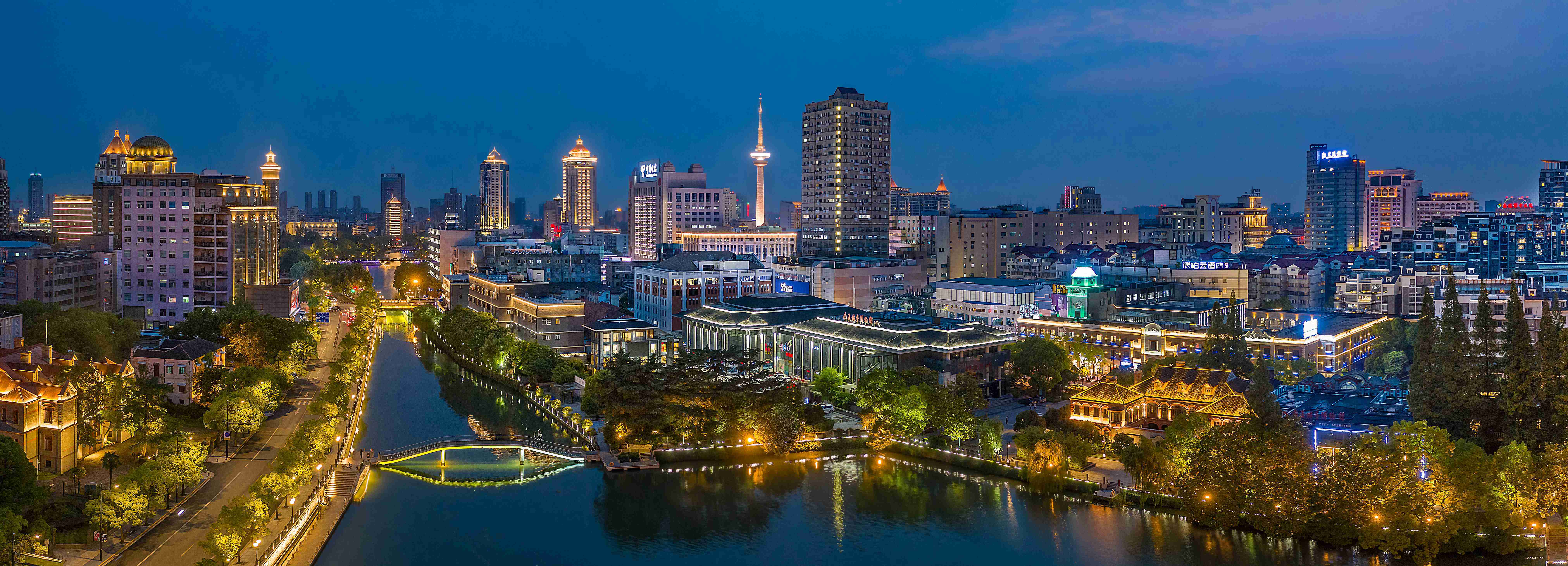 10月20日,记者从江苏省南通市城管局获悉,濠河夜景亮化工程获得中照