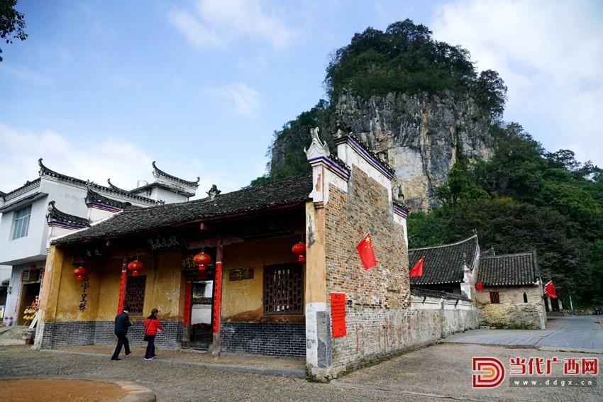 覃冰 摄状元楼建于清代,座落于秀峰山下,靠山面水.