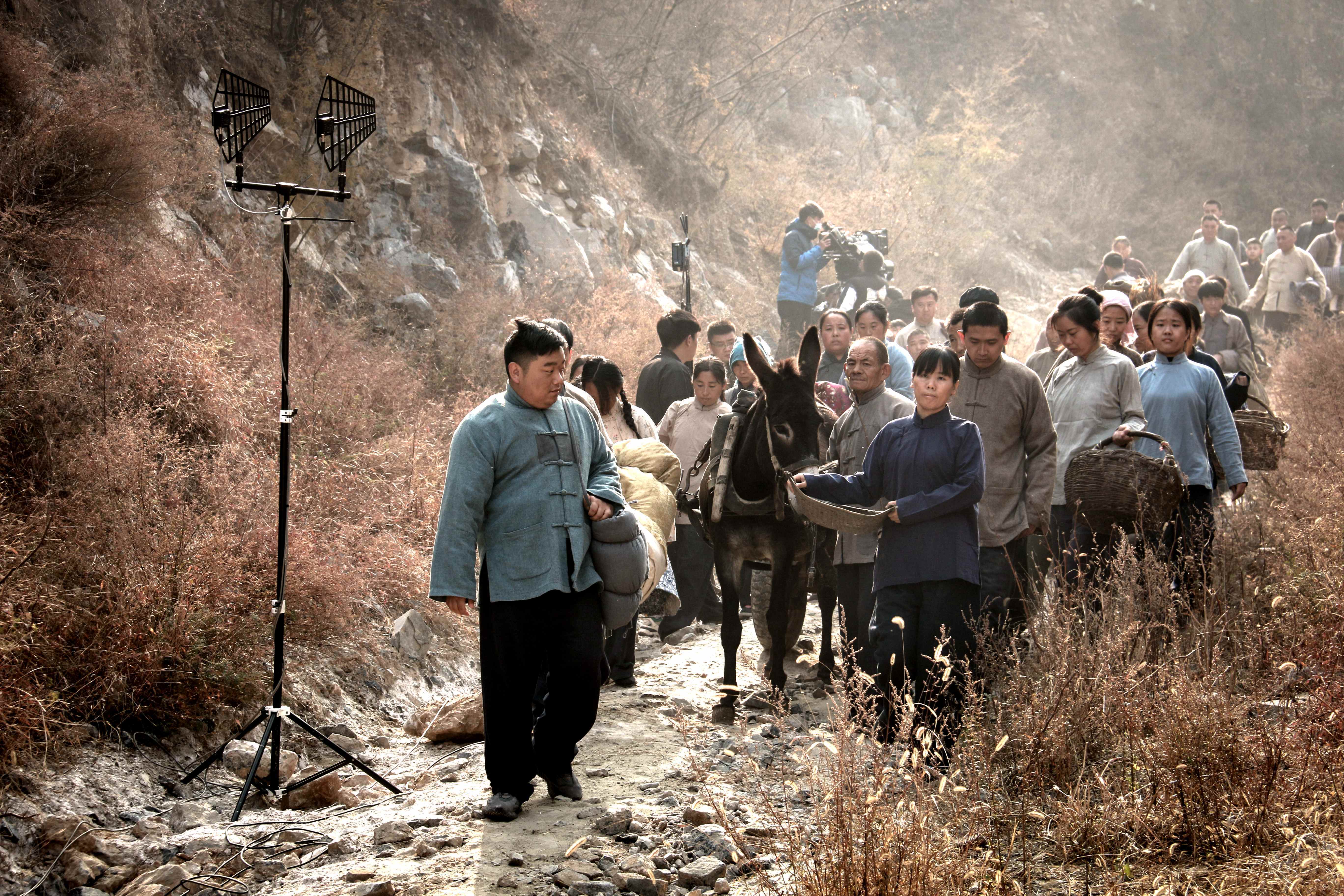 这是记者于2020年11月16日在电视剧《红旗渠》外景拍摄现场看到的一幕