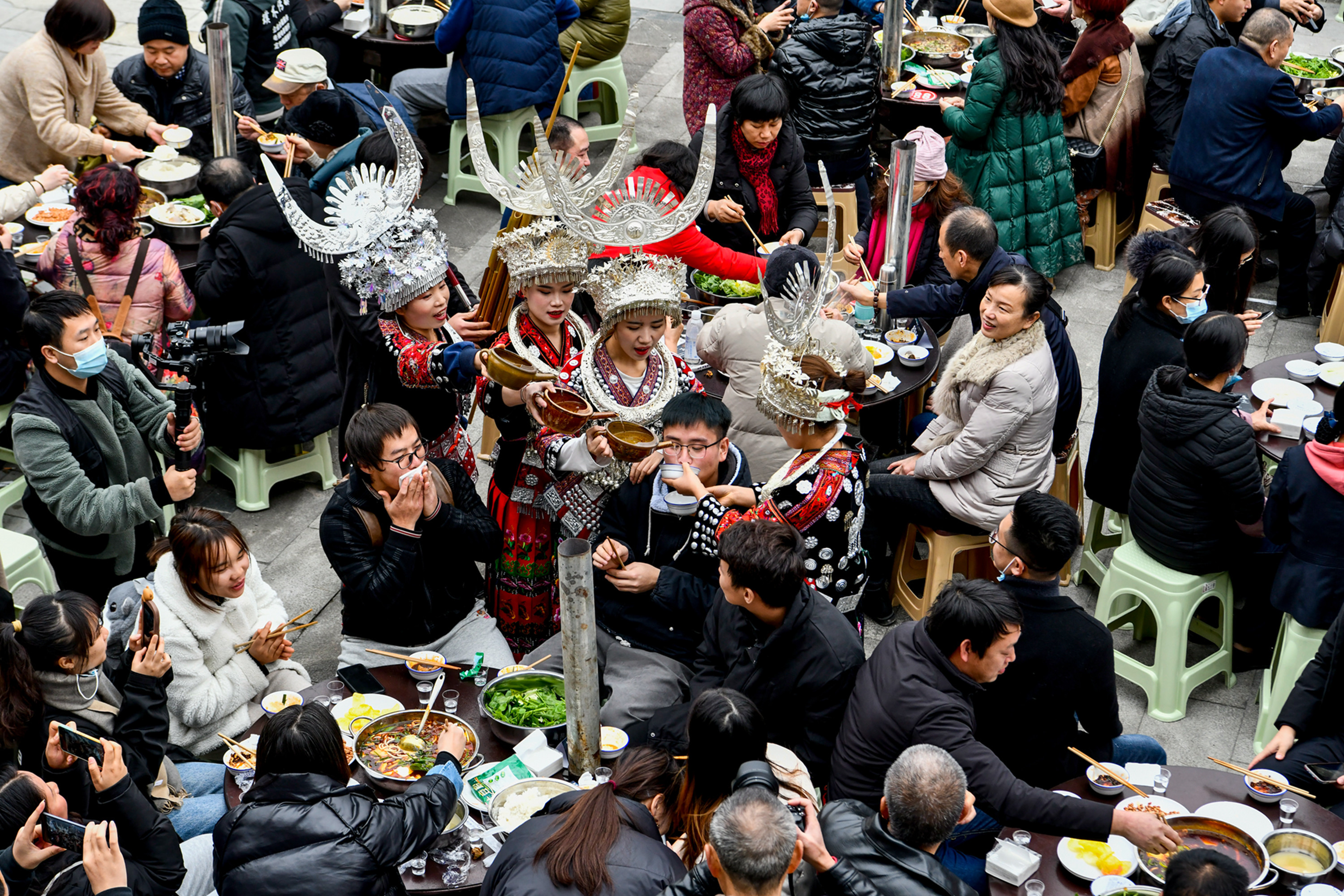 贵州仁怀第四届合马羊肉节热闹十足数千游客涌向羊肉小镇吃羊肉