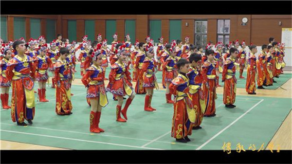 手绘年画,雕刻制版,晾晒装裱……山西省晋中市晋华中学的同学们在传统