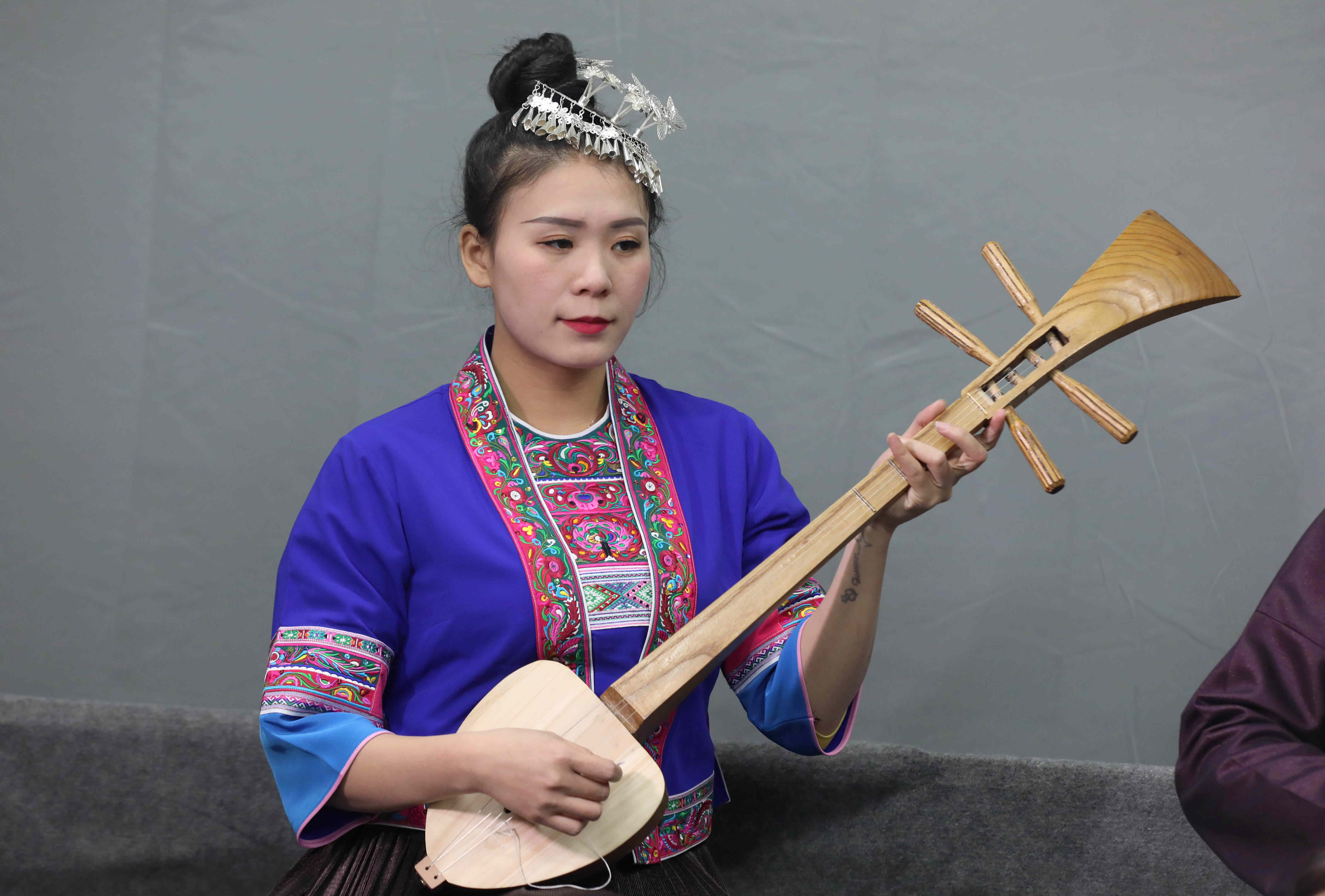 侗族琵琶乐器图片