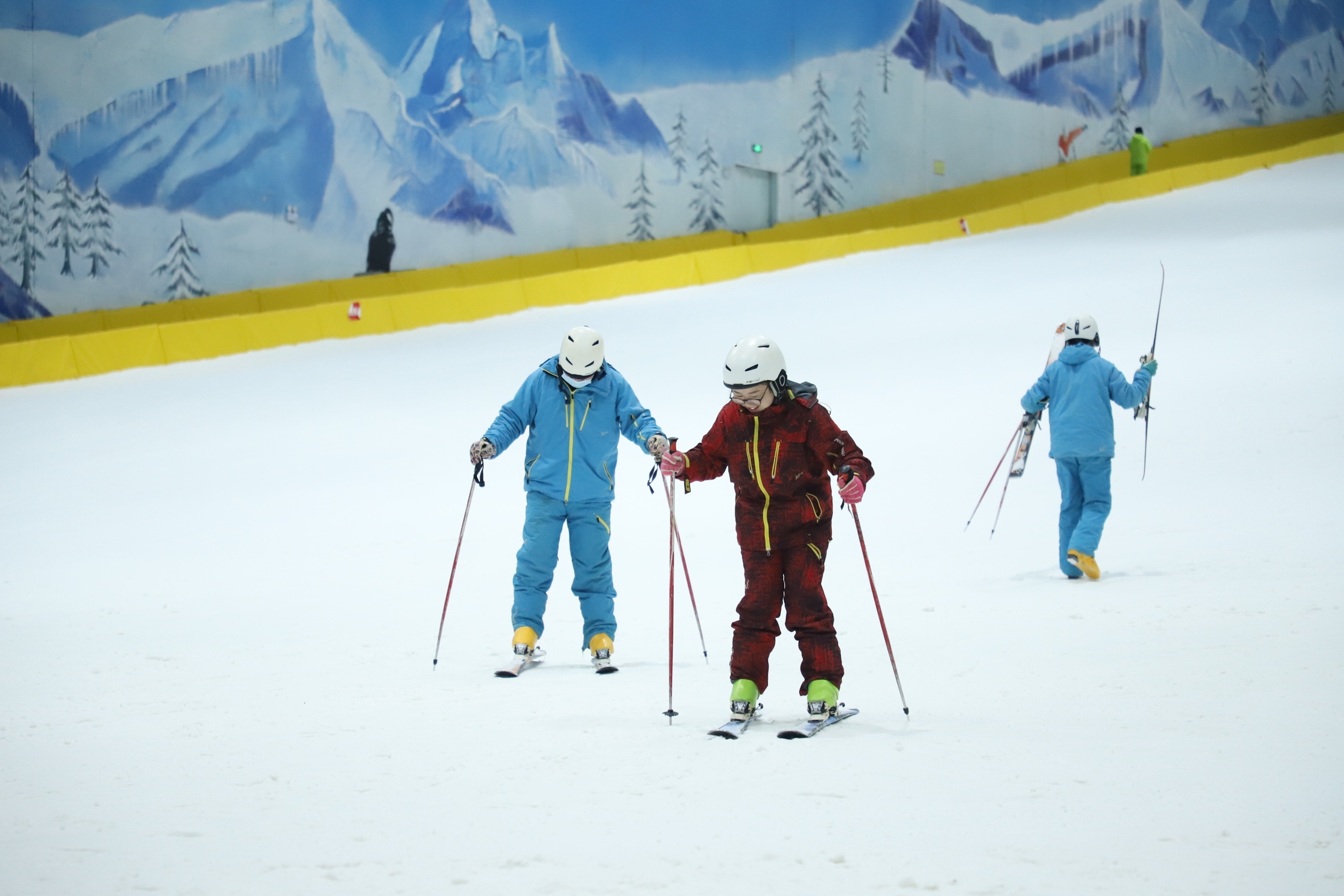 游客在黄果树·奇遇岭室内滑雪场滑雪冬季滑雪去哪里?