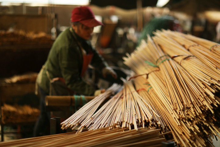 1月23日,工人在贵州省赤水市葫市镇一家竹制品加工企业车间作业.