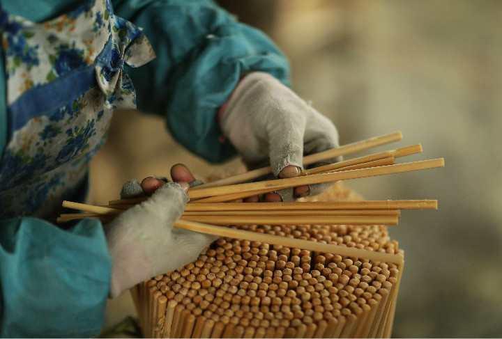 1月23日,工人在贵州省赤水市葫市镇一家竹制品加工企业车间整理竹筷.