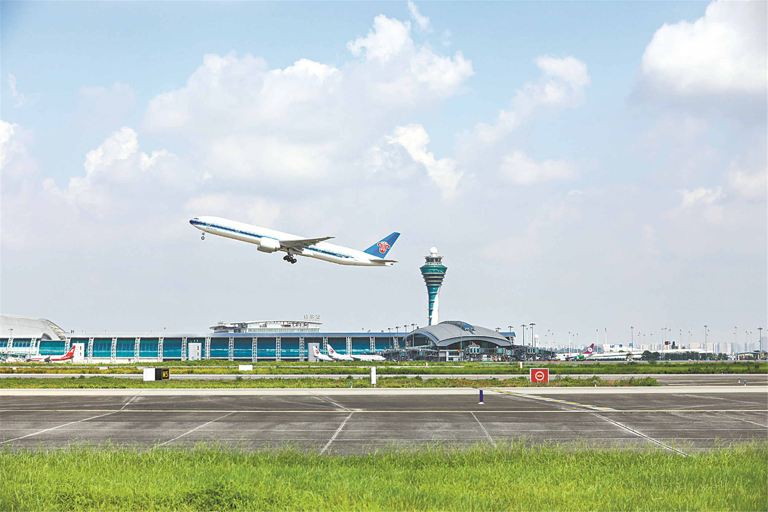 白云机场：四十年来飞跃发展，在新中国民航史上写下了光辉篇章_广州
