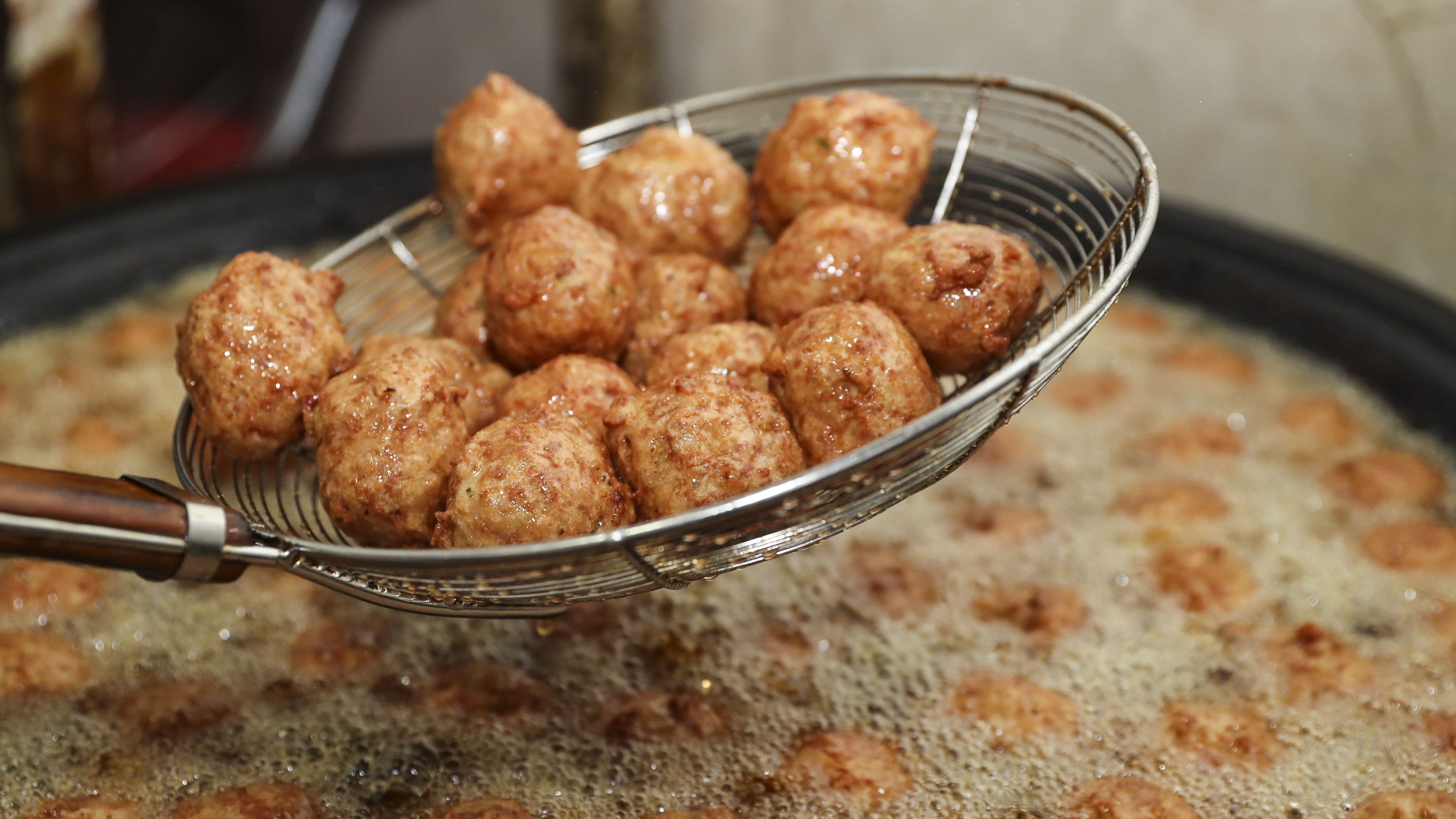 特产代言选年货丨江苏淮安钦工肉圆:古老工艺匠心传承,铁棒锤出鲜香年