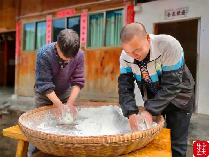 2,製作粑引子——打芡.1,在糯米里面加入