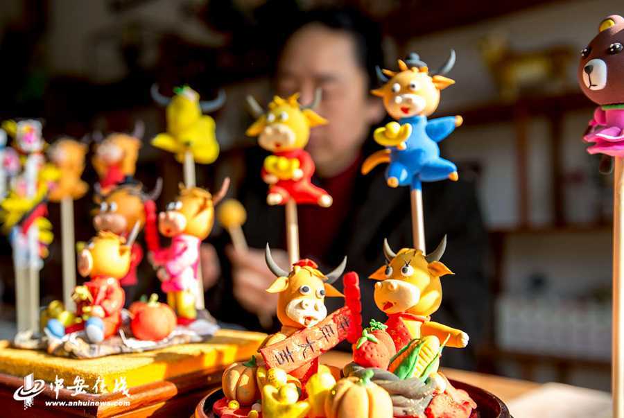 安徽肥东:乡村捏面人牛年塑牛