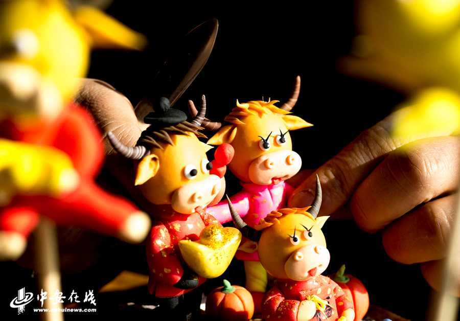 安徽肥东:乡村捏面人牛年塑牛