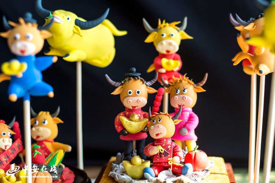 安徽肥东:乡村捏面人牛年塑牛