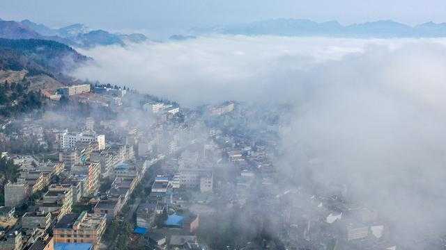 2月14日拍攝的大霧中的納雍縣維新鎮(無人機照片).