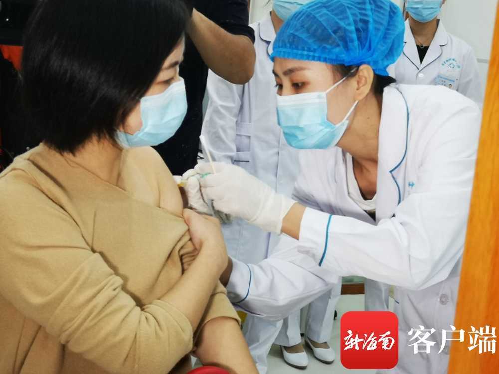 "海口市民文女士说,她家离该接种门诊不远,没想到在家门口就能打上四