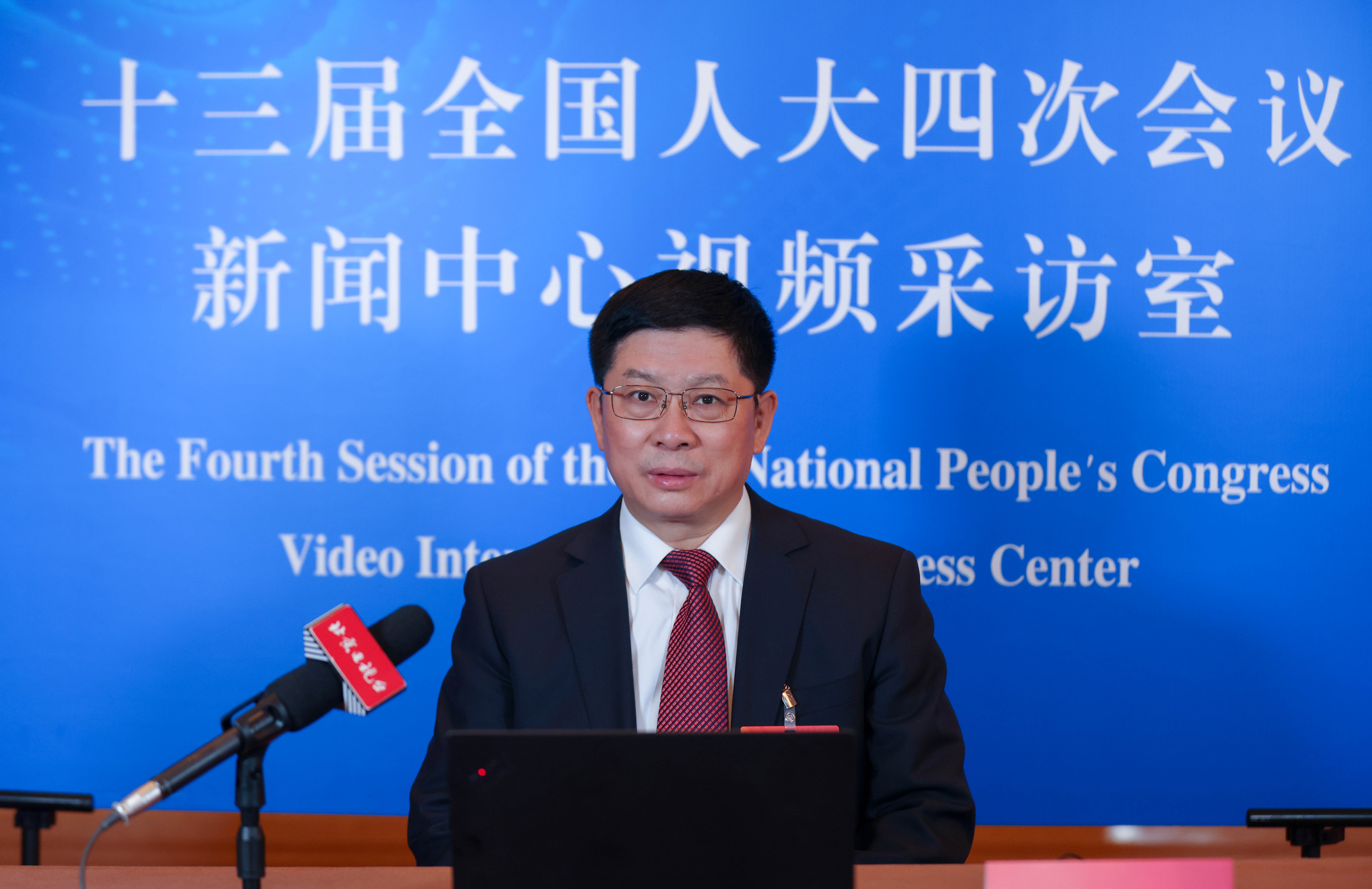 全国人大代表,中国铁路北京局集团有限公司党委书记,董事长赵春雷.