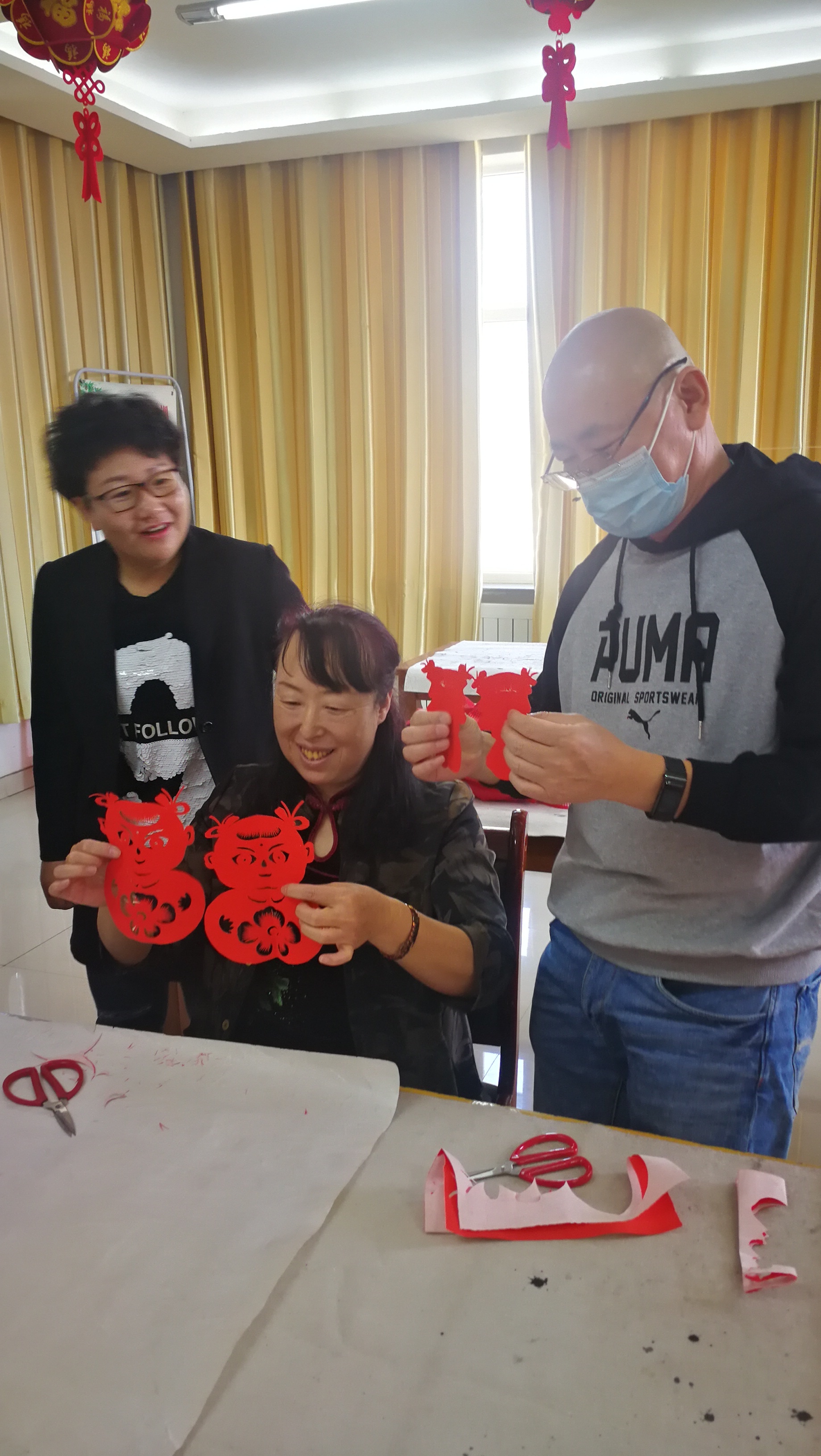 李华正在展示剪纸技巧.(摄影:张佳)