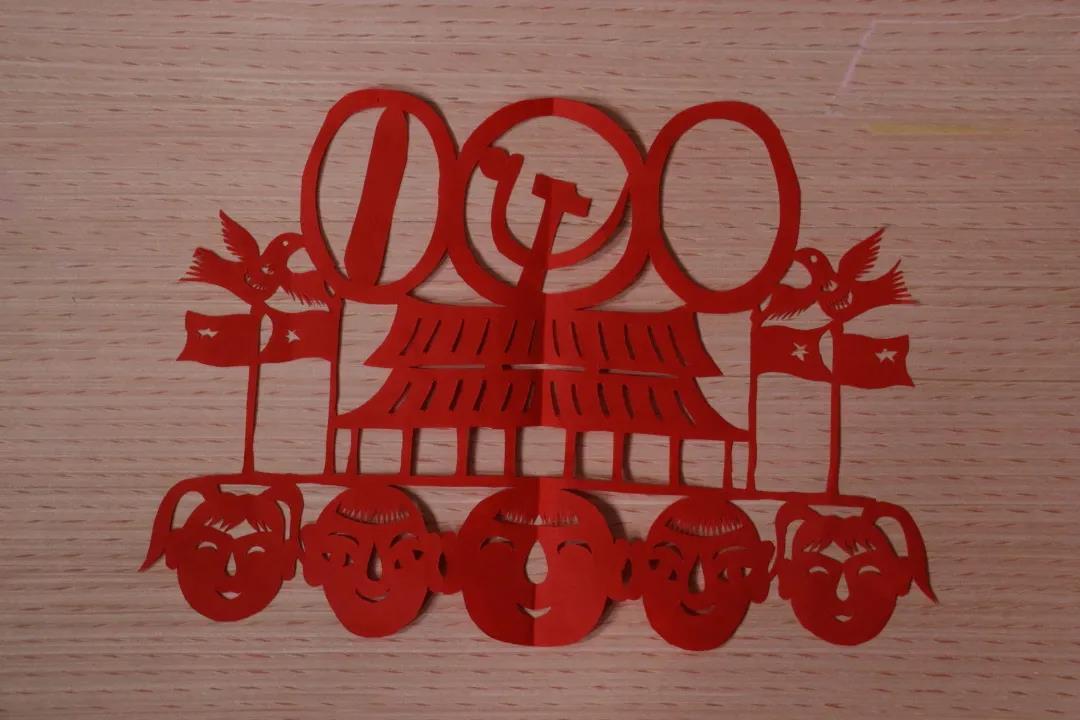 动漫彩铅教室,非遗剪纸传承人赵焕能手把手教孩子折纸方法和剪纸技巧