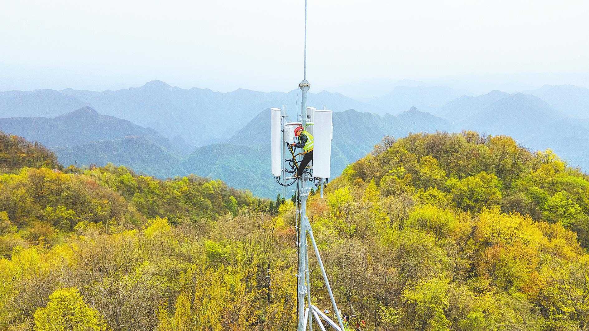 大山深处郑家榜村基站,长阳移动分公司人员正在做基站维护.