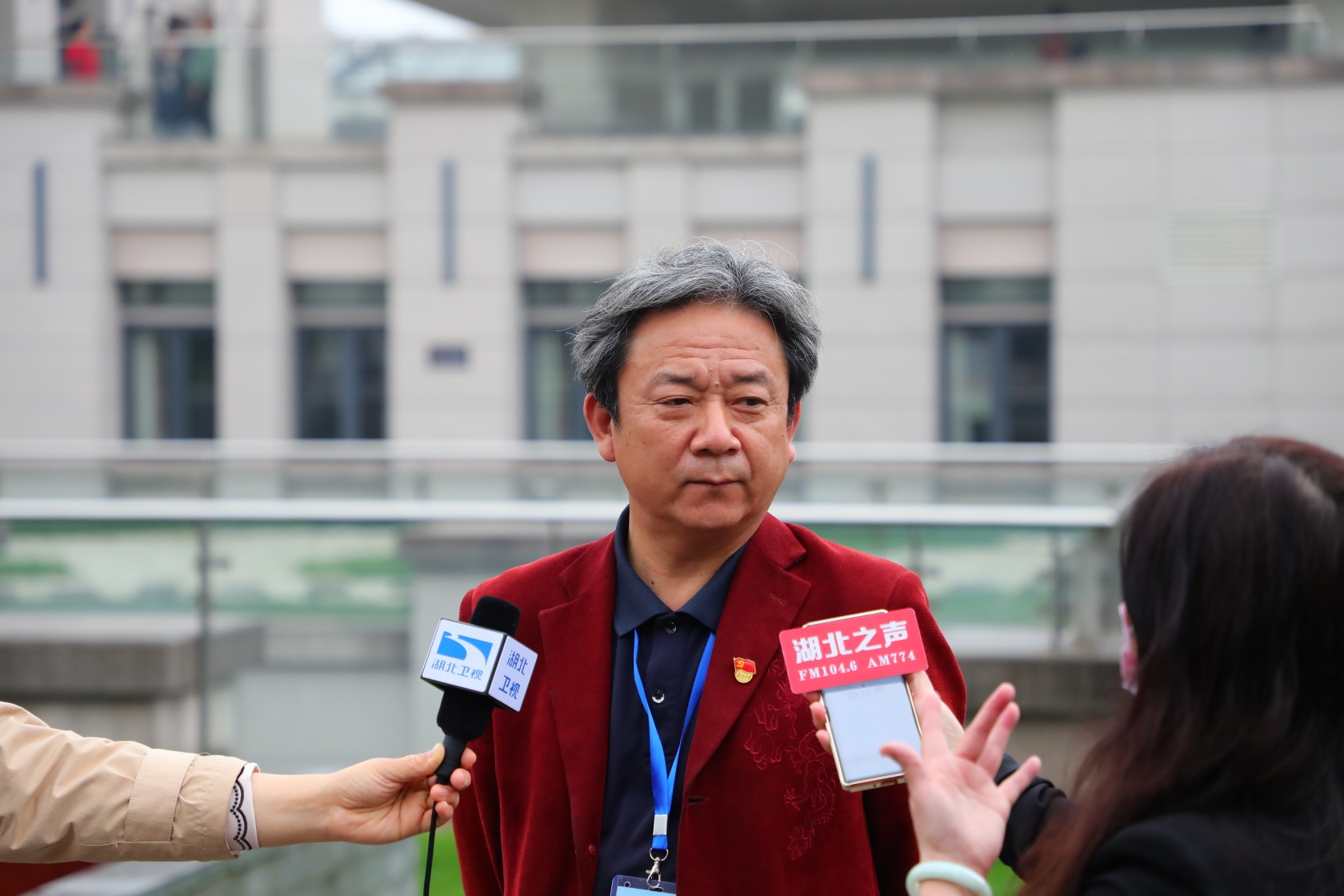 吕东接受记者采访