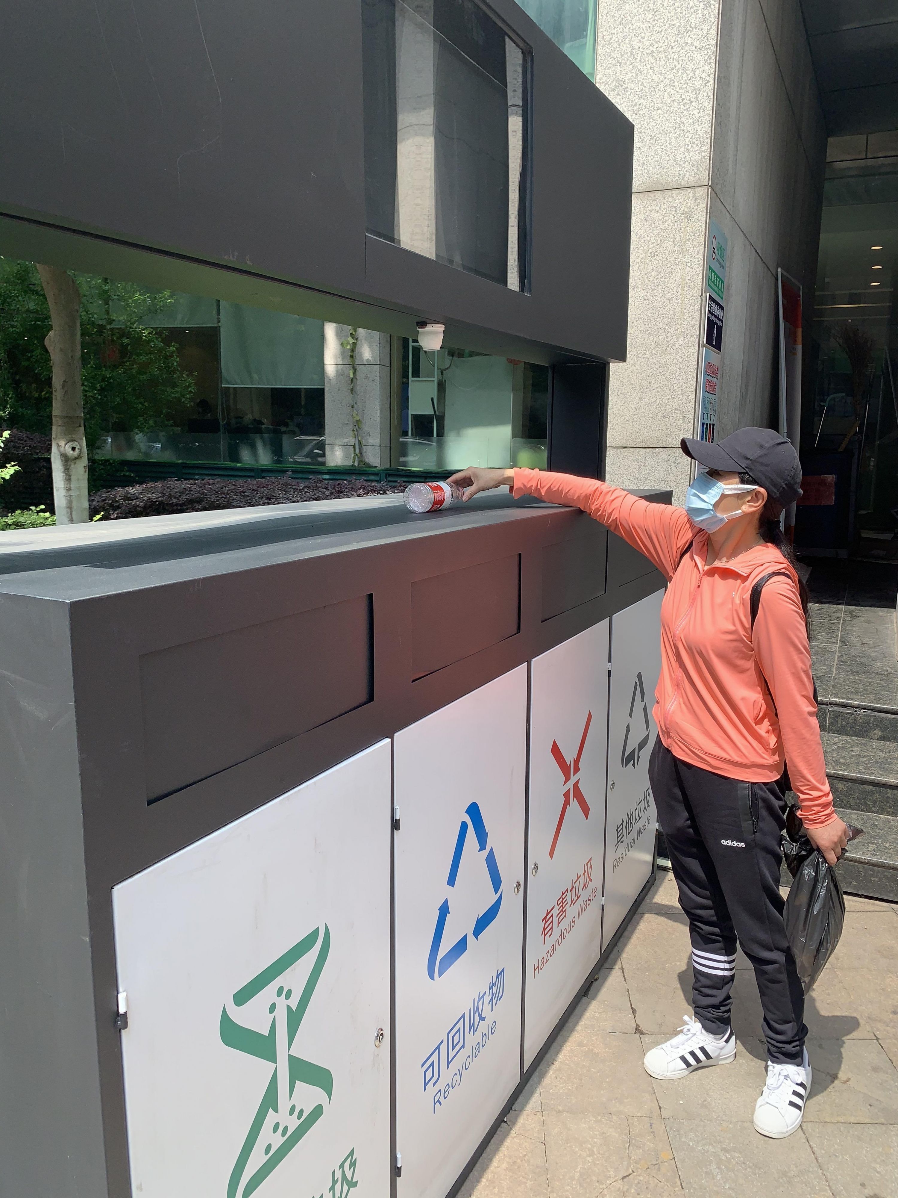 城区新闻】自带摄像头精准识别、红外感应实时预警：武昌小区装上智能垃圾分类箱