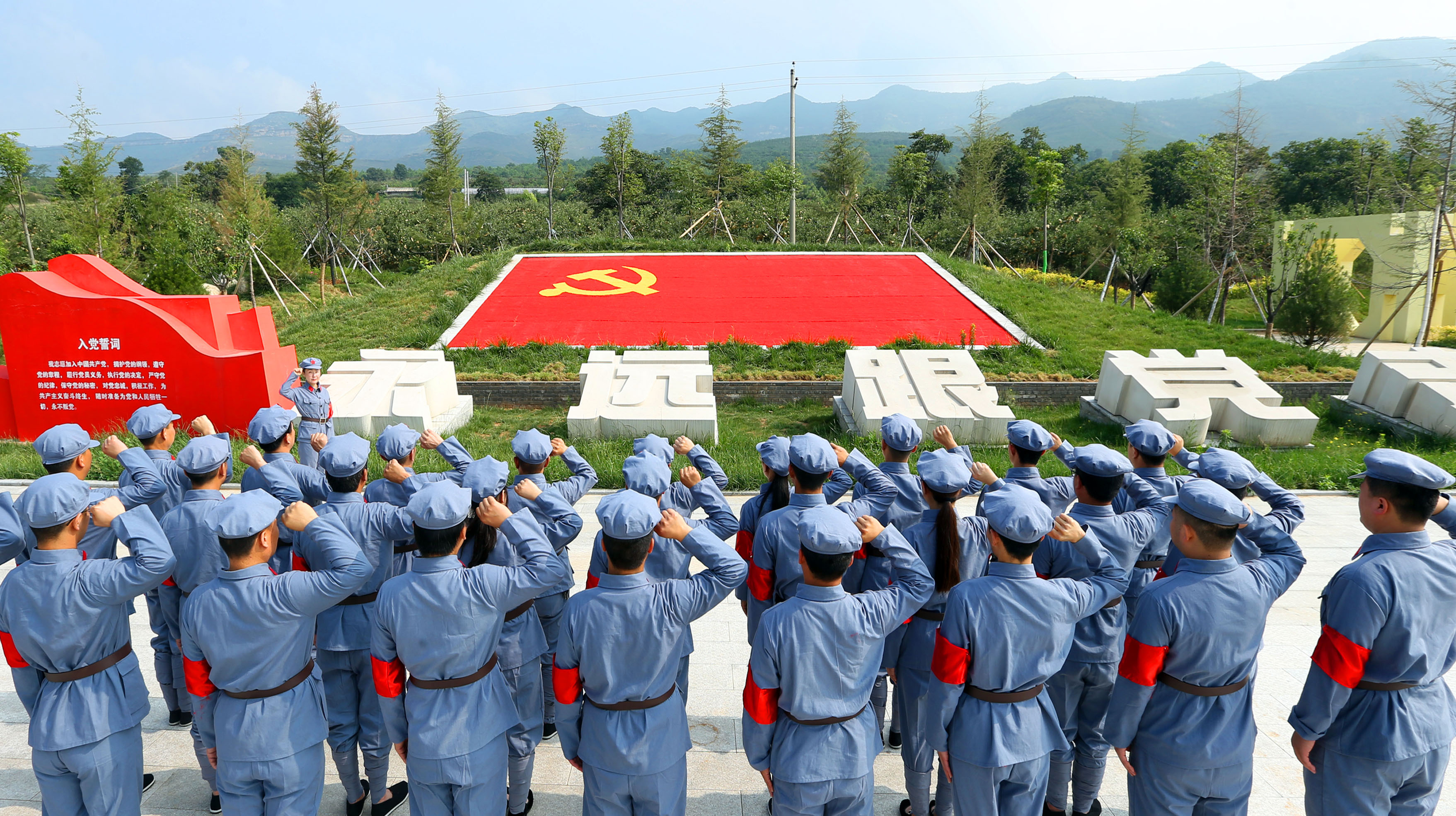 通过集体宣誓重温入党誓词,开展读书分享会,聆听红色故事,唱红色歌曲