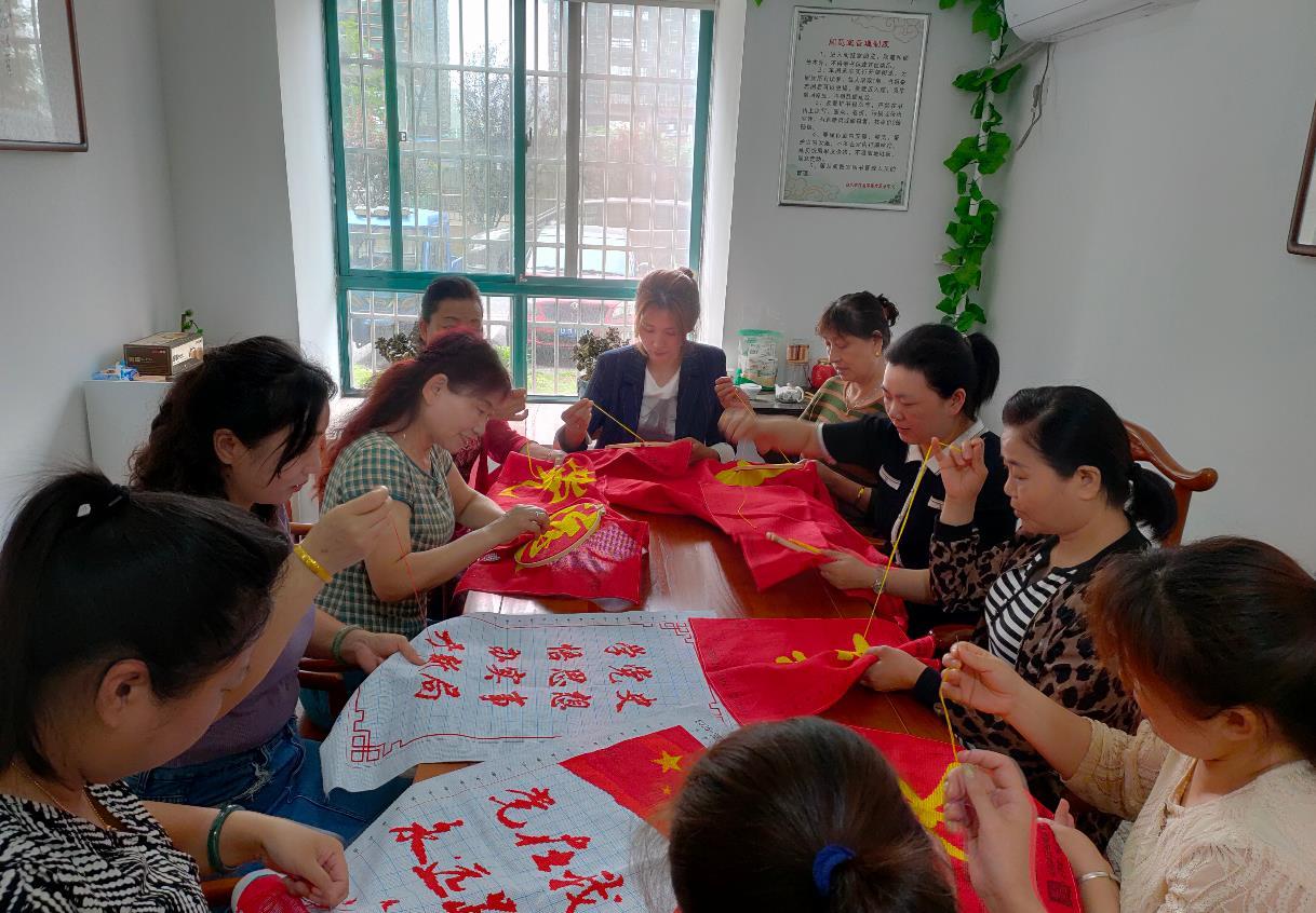 一针一线敬百年!江西九江10位"绣娘"手绣党旗寄深情