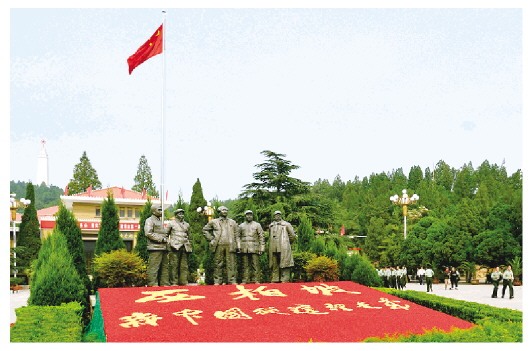 图为西柏坡纪念馆广场上的五大书记铜铸像.