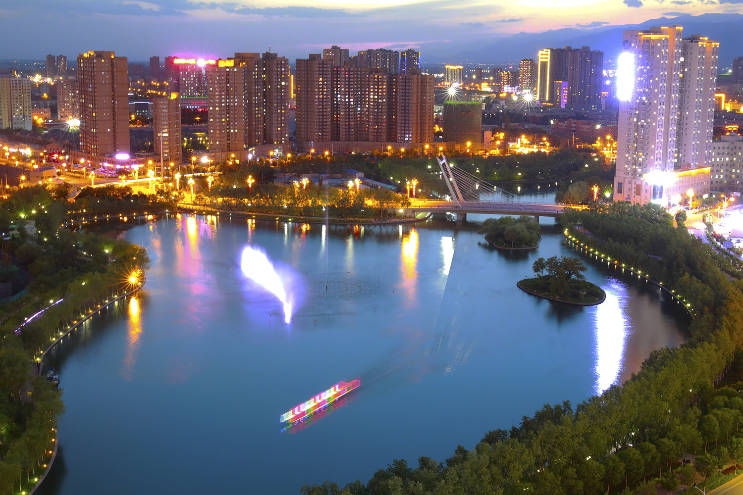 库尔勒:初夏夜色正婵娟