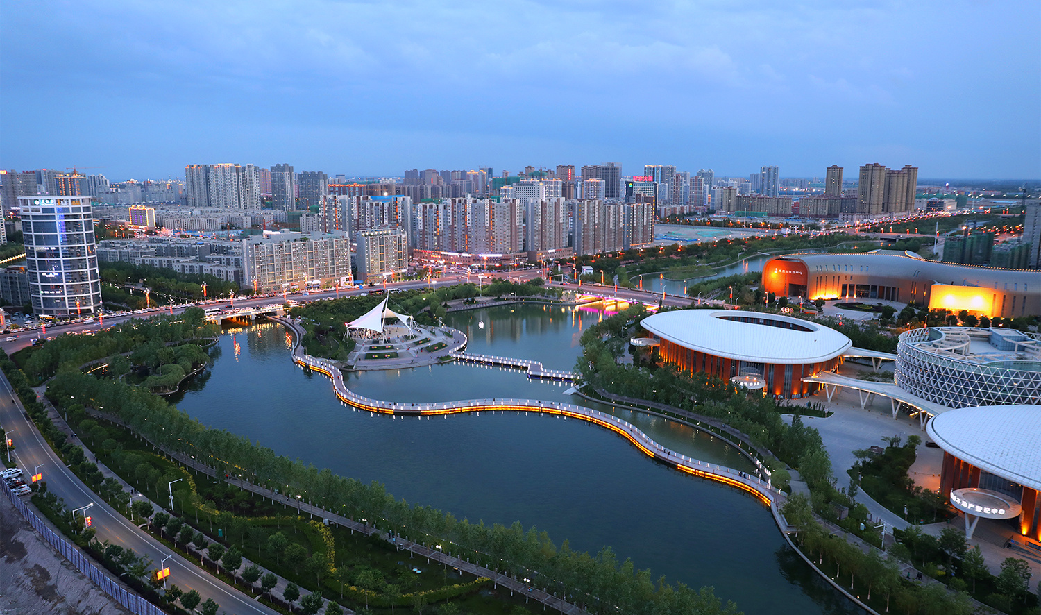 库尔勒:初夏夜色正婵娟