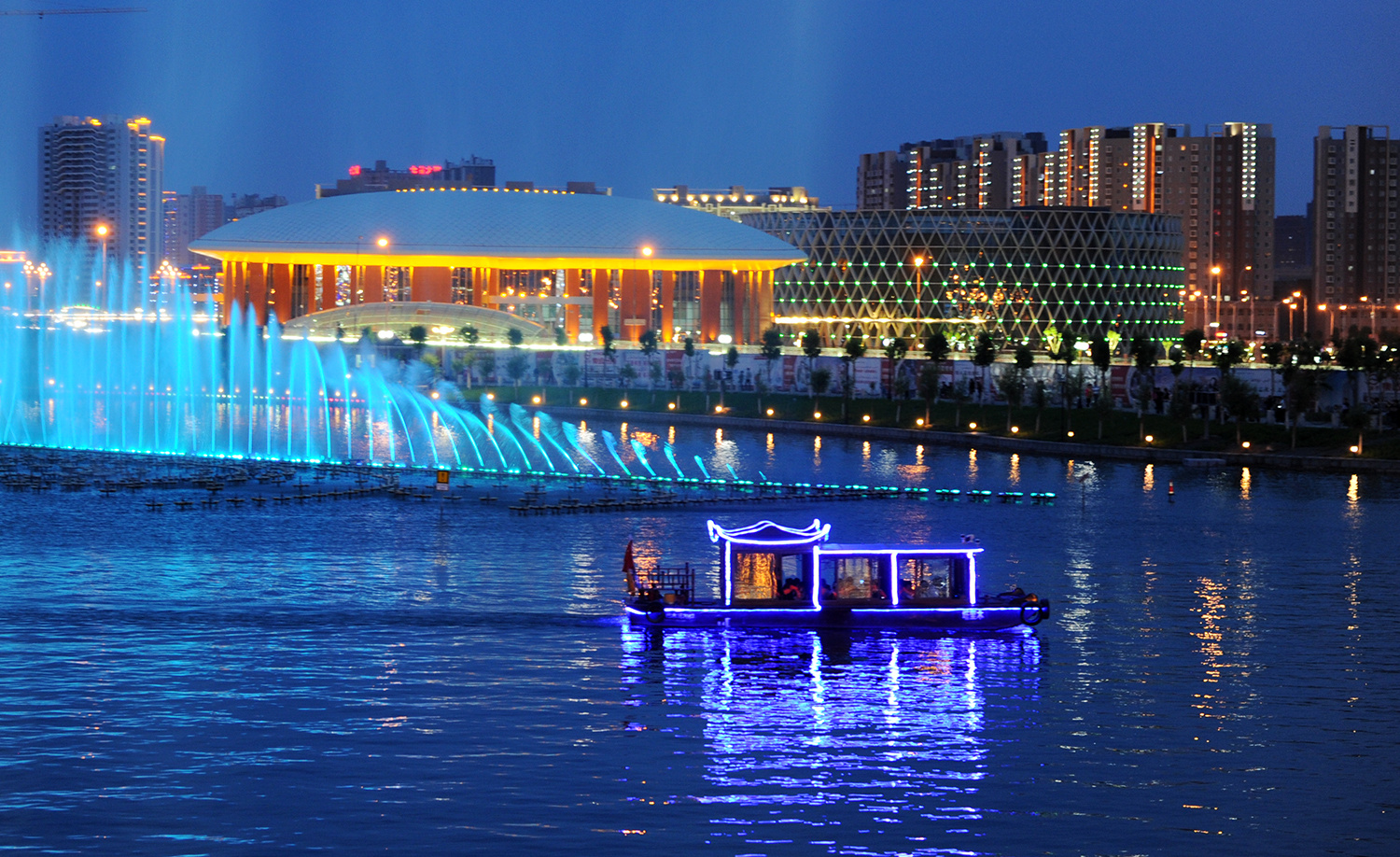 库尔勒:初夏夜色正婵娟