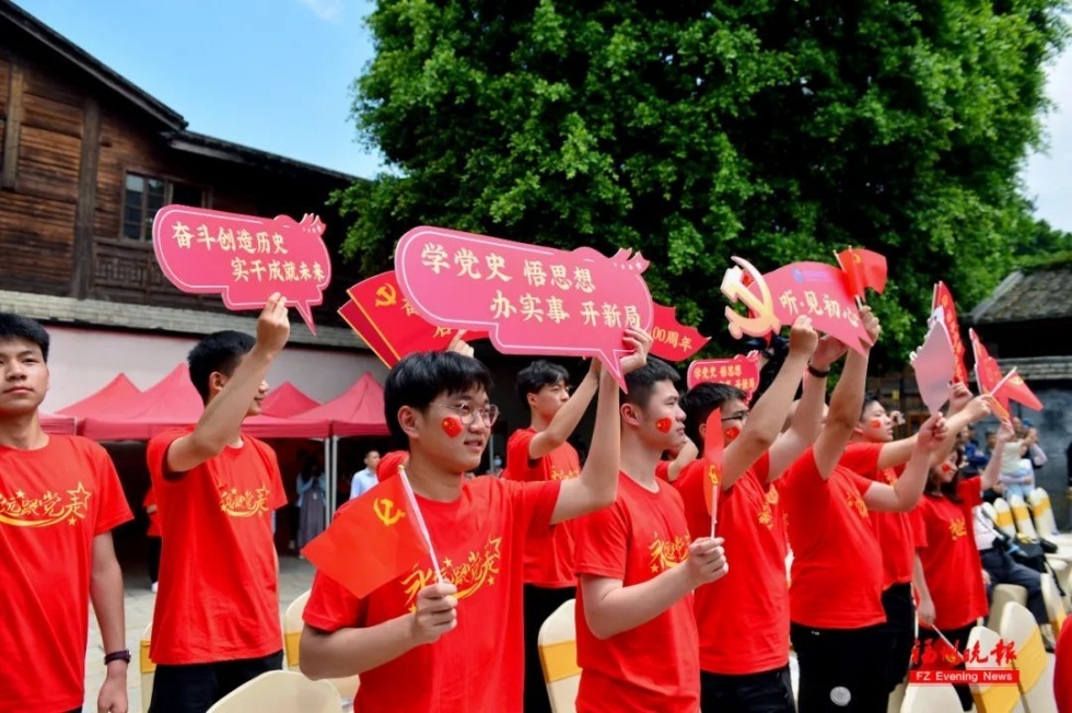学习实践丨福州“点亮红七月”主题活动启动：红歌快闪党旗传递“点燃”坊巷