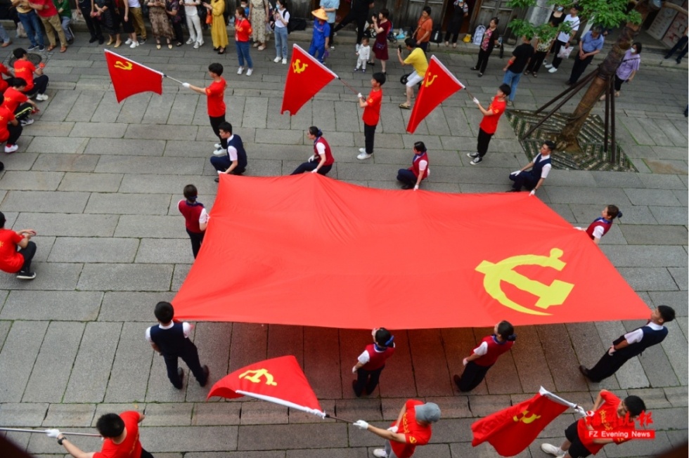 学习实践丨福州“点亮红七月”主题活动启动：红歌快闪党旗传递“点燃”坊巷