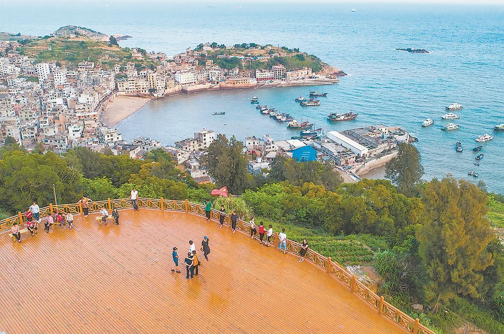 站在"小木船打兵舰"纪念碑所在的观景台,可以鸟瞰西洋岛风光.