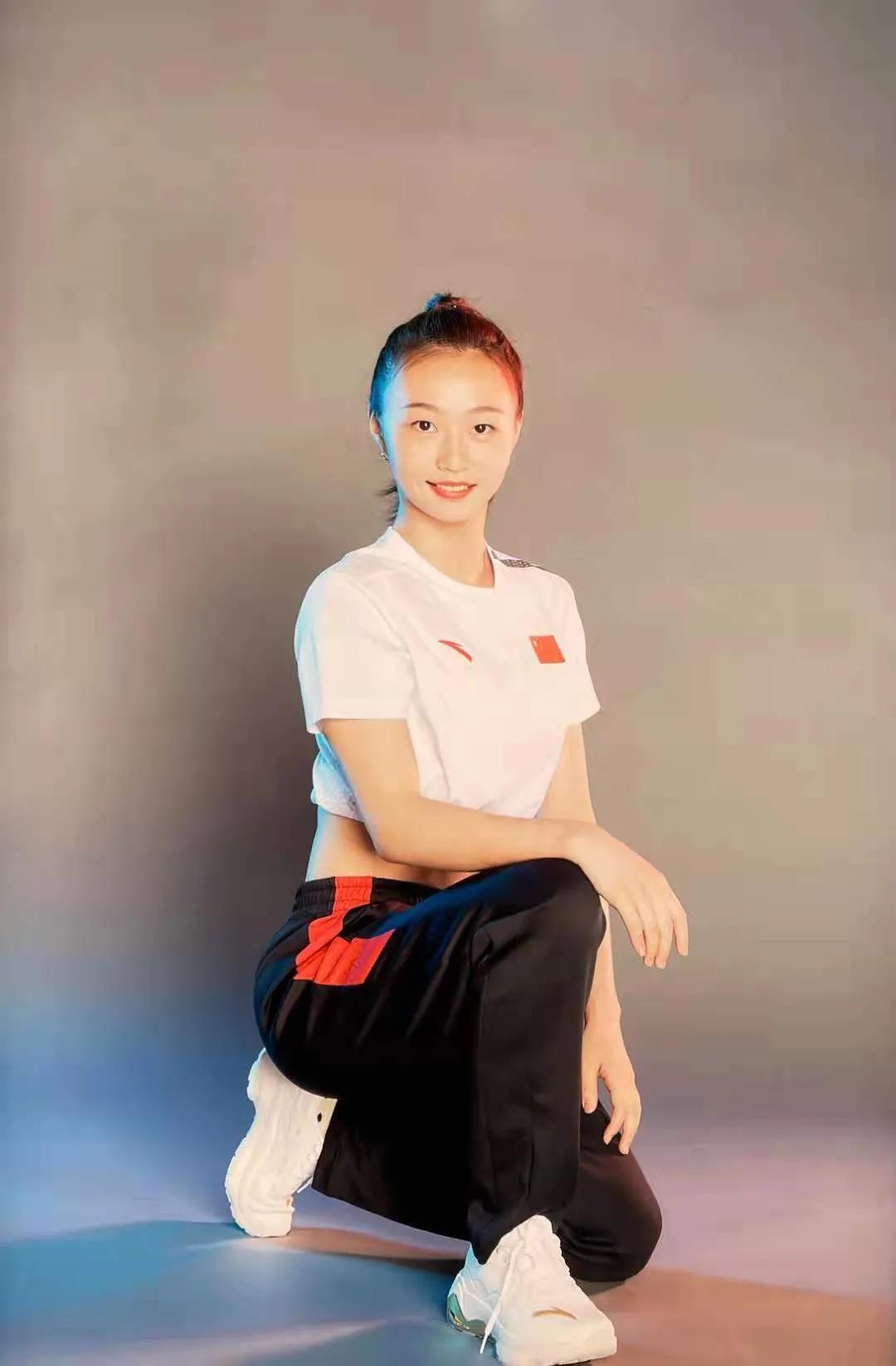 郝婷 郝婷,2001年出生,中国艺术体操运动员.