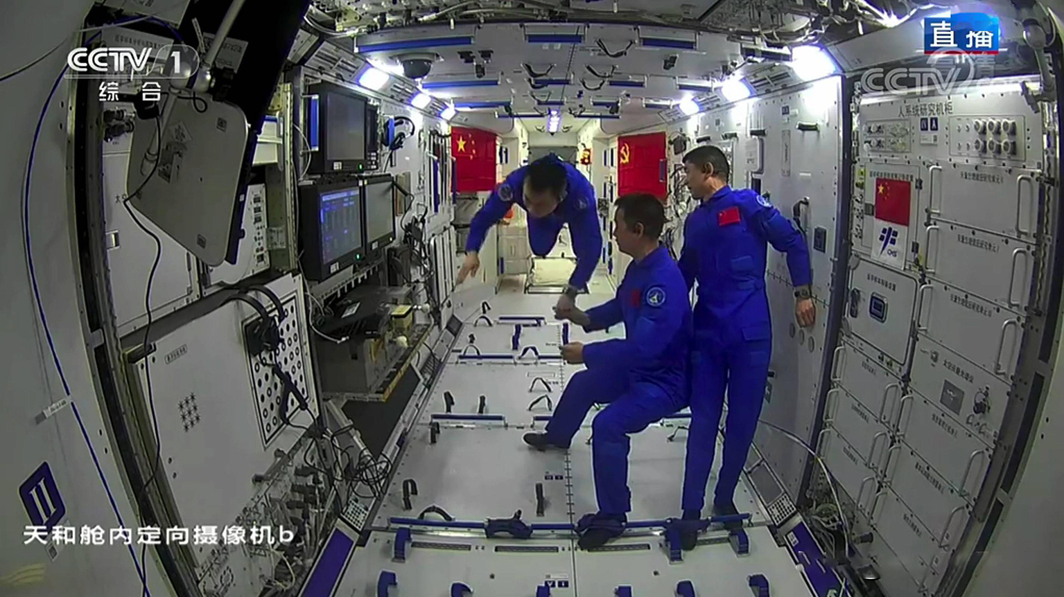 中国航天员在我国的空间站内(资料图片)
