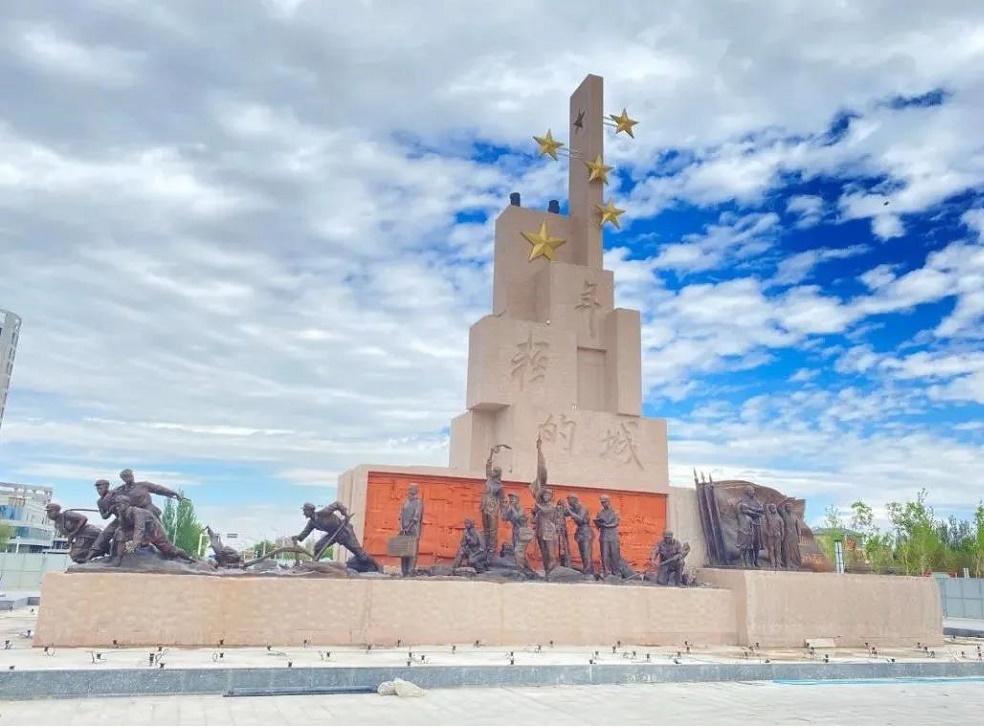 雕塑作品给人留下深刻印象这个印象是一个"石城""军城""城""绿城"合而