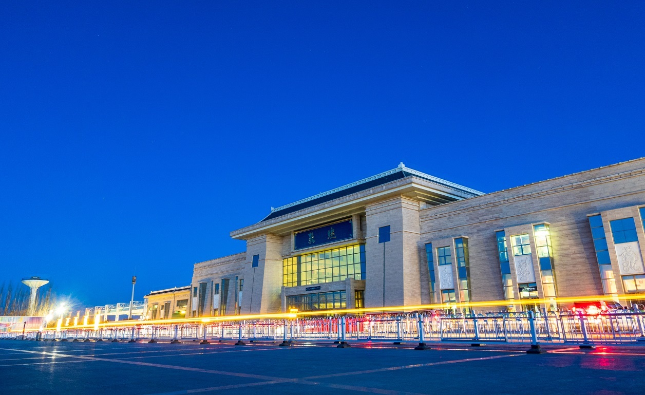 甘肃省酒泉市和青海省海西蒙古族藏族自治州境内,北起兰新铁路柳沟站