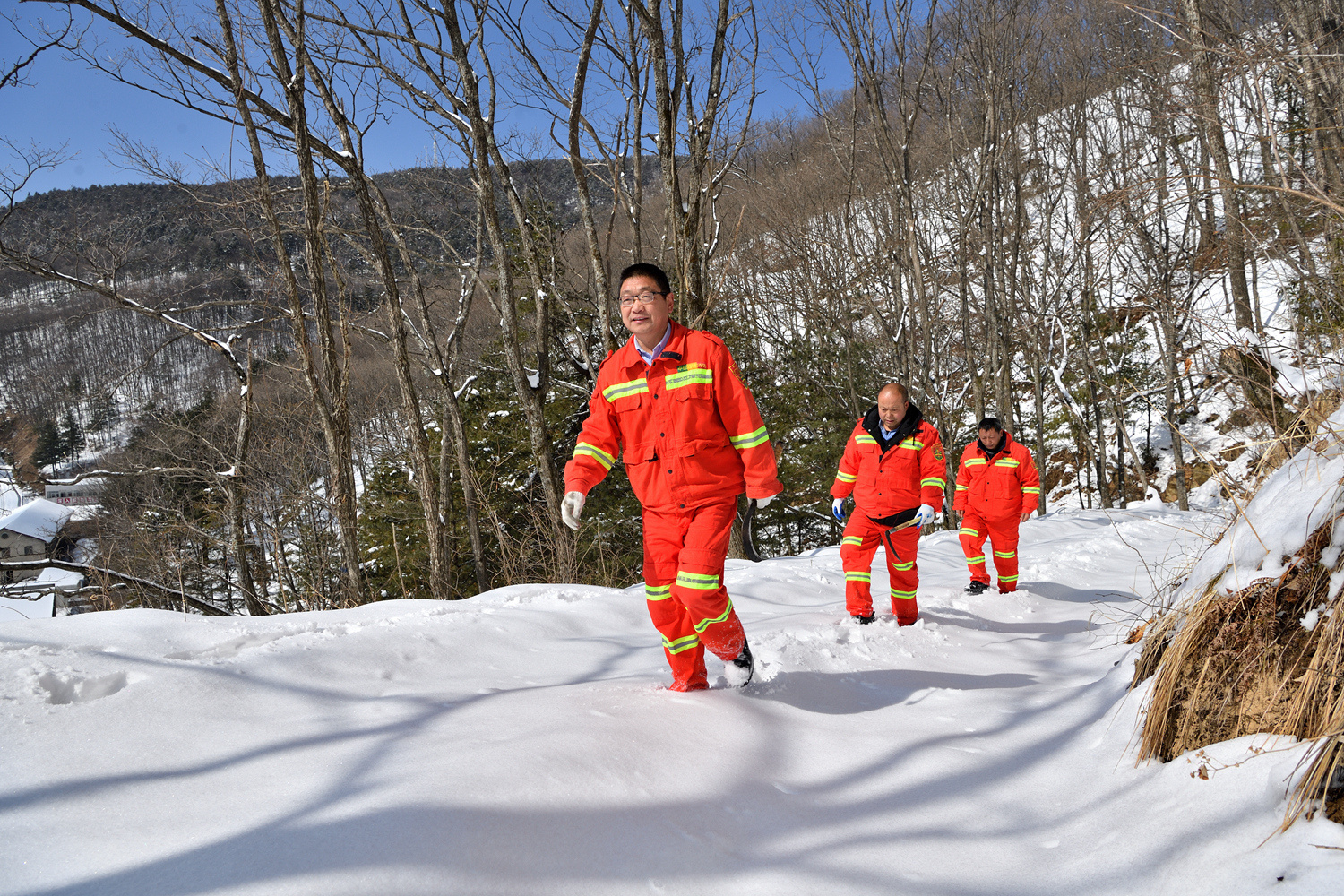 湖北省襄阳市保康县国有大水林场护林员李关清(左一)和同事在巡山.